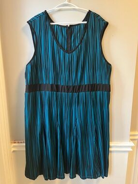 Sleeveless Teal and Black Pleated V-Neck Dress